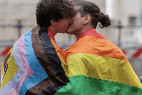 Senato, approvata all'unanimità mozione a sostegno della depenalizzazione dell'omosessualità nel mondo - bacio gay giornata internazionale contro lomobitransfobia - Gay.it