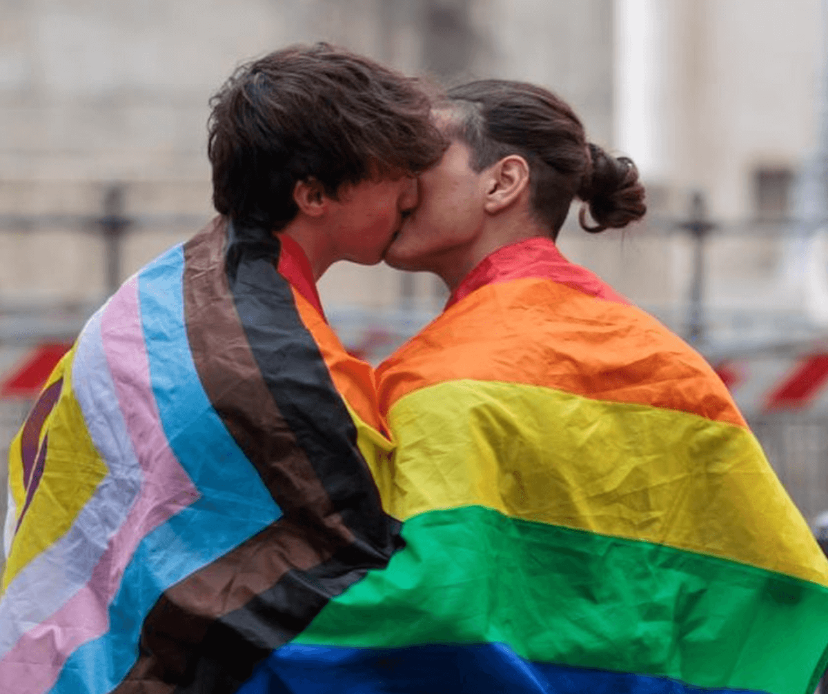Roma, coppia gay aggredita per un bacio al Pigneto: "Fr*ci", calci, pugni e bastonate - bacio gay giornata internazionale contro lomobitransfobia - Gay.it