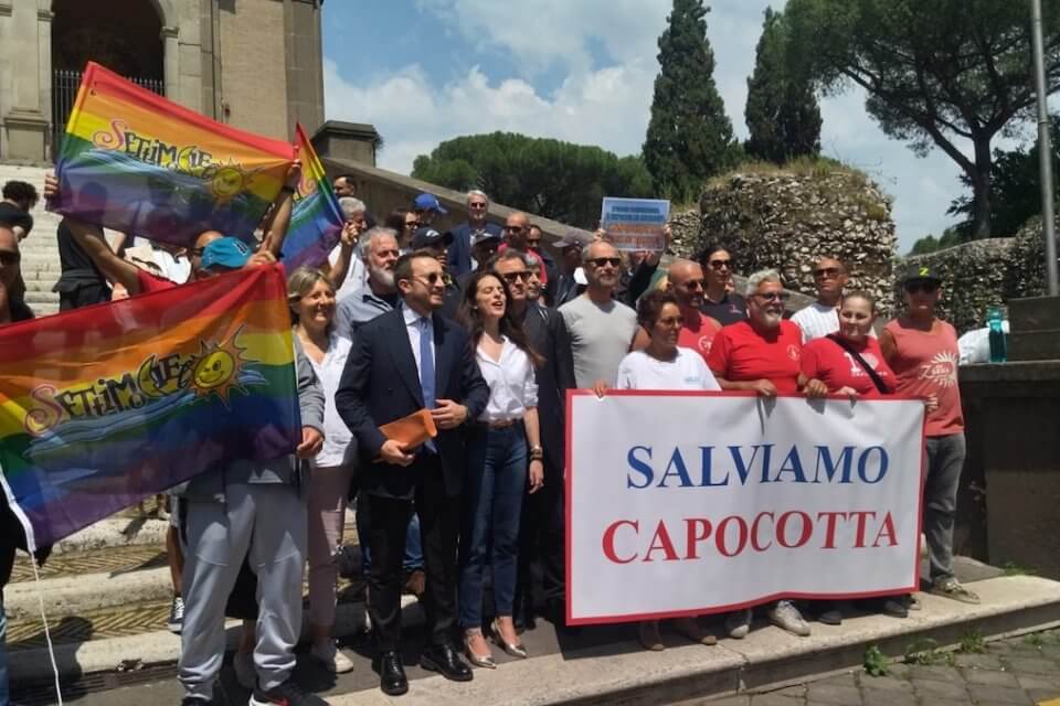 Capocotta a rischio chiusure e abbandono, comunità LGBTQIA+ protesta sotto il Campidoglio - capocotta - Gay.it