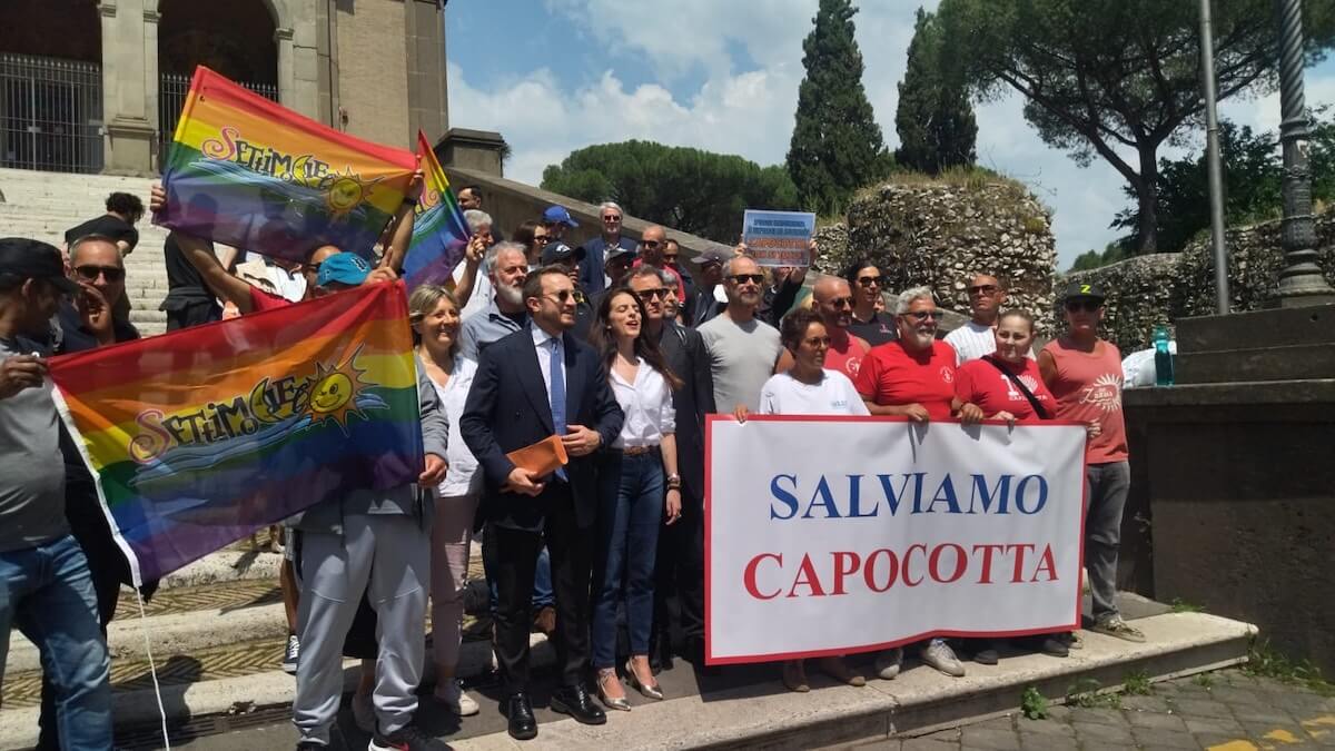 Capocotta a rischio chiusure e abbandono, comunità LGBTQIA+ protesta sotto il Campidoglio