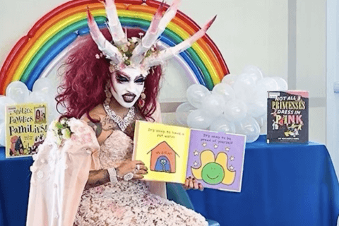 Montana primo Stato USA a vietare alle drag queen di parlare ai bambini nelle scuole e nelle biblioteche - drag queen bambini - Gay.it