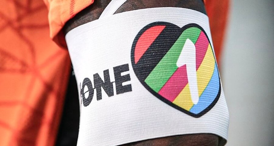 Coppa del Mondo di Calcio Femminile: c'è ottimismo per il sì FIFA alle fasce arcobaleno - fascia rainbow one love - Gay.it