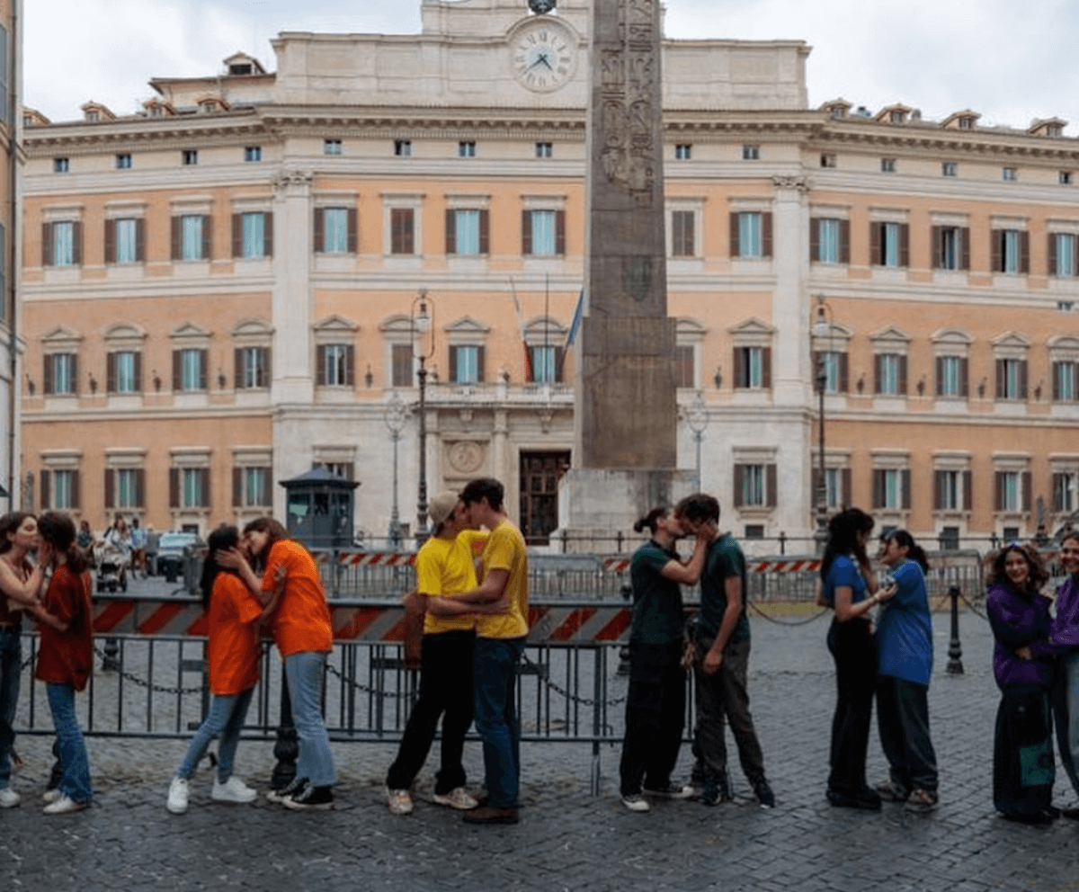 Senato, approvata all'unanimità mozione a sostegno della depenalizzazione dell'omosessualità nel mondo - giornata internazionale contro lomobitransfobia baci - Gay.it