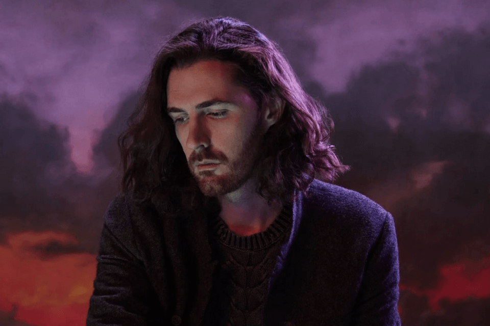 Hozier in difesa della comunità LGBT: “Milizie armate fuori dai drag show, è terrificante. Transfobia orribile”