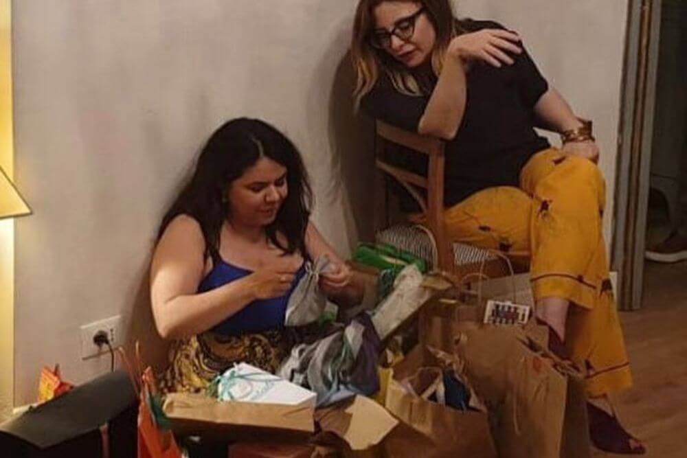 Gli sposi e le spose di Michela Murgia nella sua queer family in una gallery intima e potente