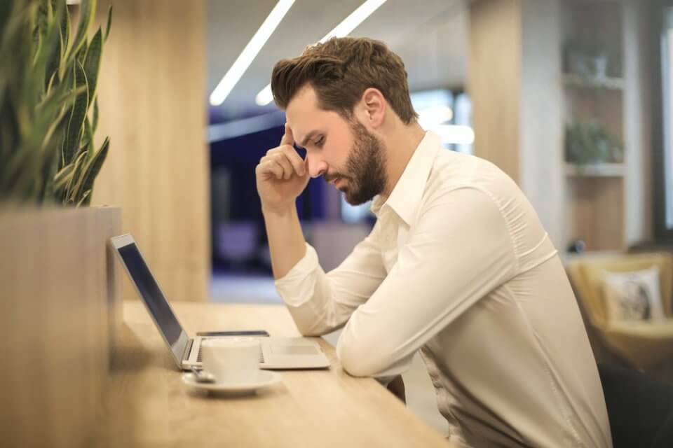 Perché il coming out sul lavoro fa ancora paura? Il 58% dei lavoratori LGBTQ+ si nasconde tra discriminazioni e molestie