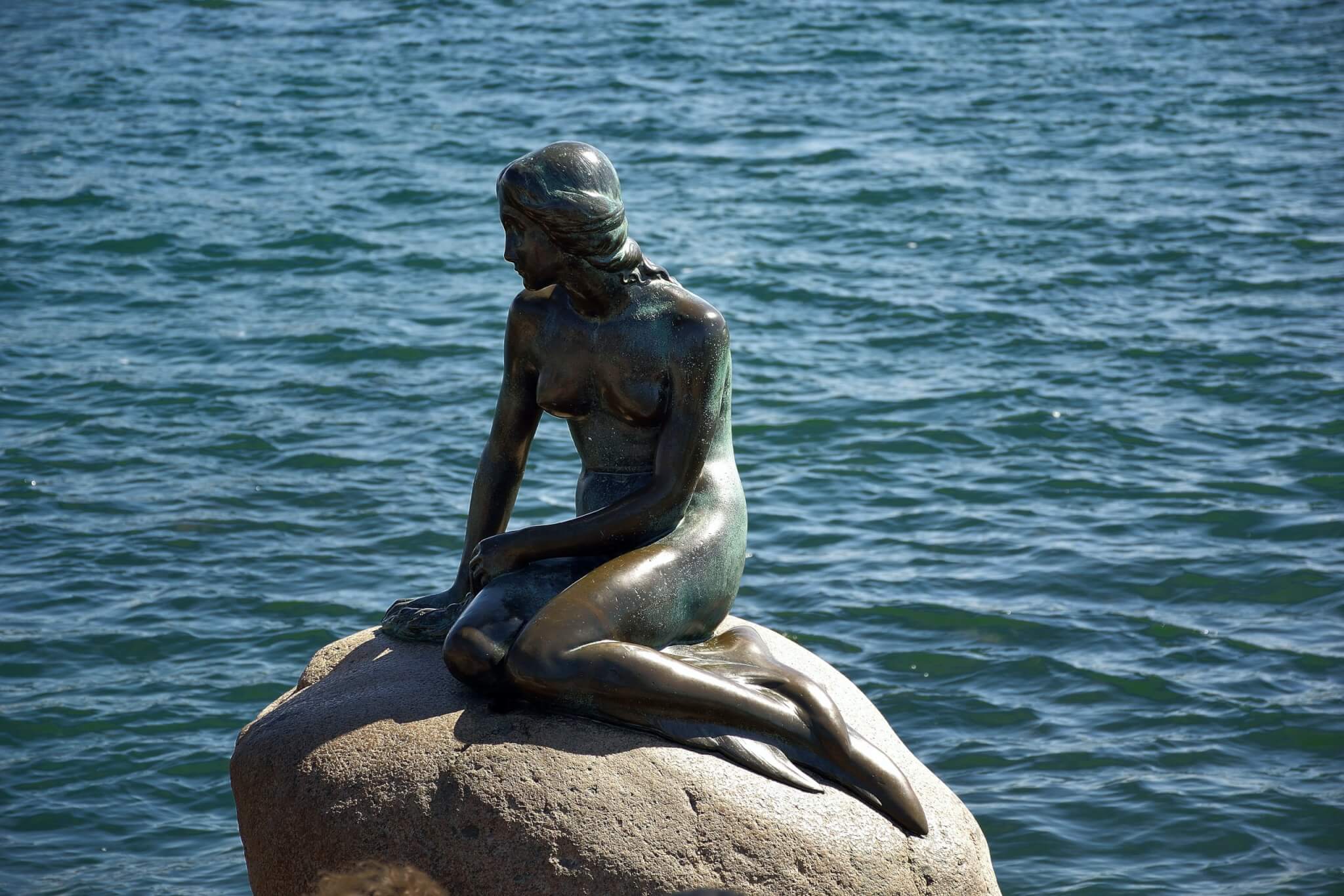 La Sirenetta siamo noi: la splendida metafora del coming out - reza hoque YxF56mv4OVU unsplash scaled - Gay.it