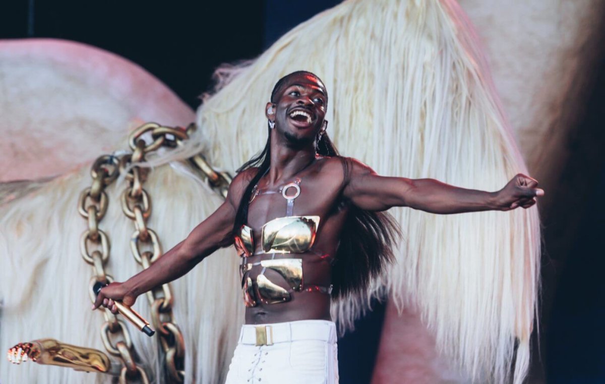 Lil Nas X fa impazzire il concerto più queer di sempre a Glastonbury