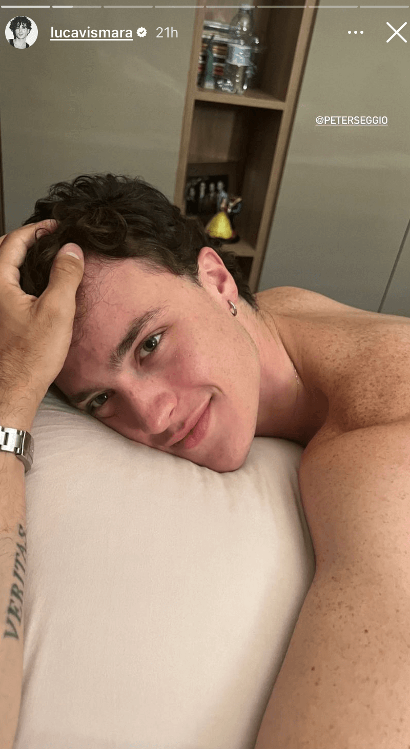 Luca Vismara di Amici si è fidanzato con Peter Seggio, le dolcissime foto social - Luca Vismara di Amici presenta lamato Peter Seggio le foto social - Gay.it