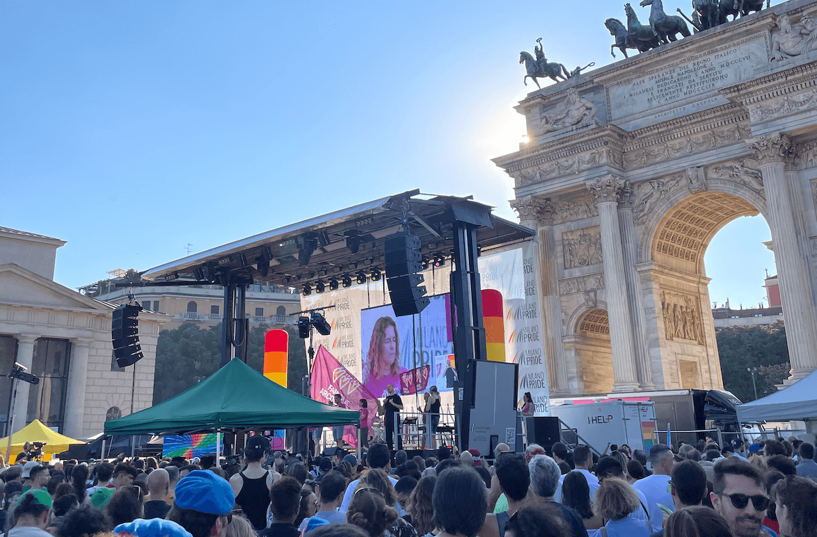 Milano Pride, Famiglie Arcobaleno contro “la furia violenta e fascista di questo governo”, Schlein “Non passeranno”