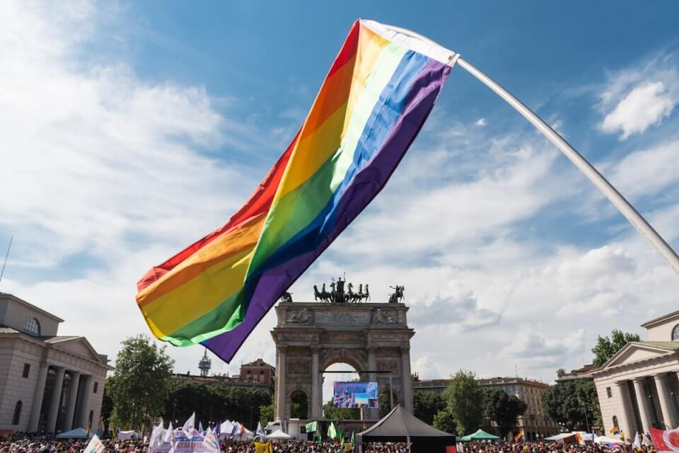 Milano, sit-in a sostegno degli ungheresi LGBTQIA+ presso il consolato d’Ungheria