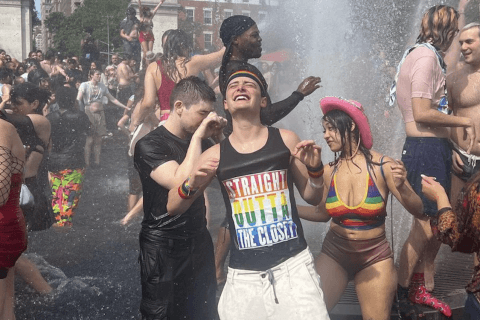 Noah Schnapp di Stranger Things festeggia il suo primo Pride (insieme a mamma e papà), le foto social - Noah Schnapp di Stranger Things festeggia il suo primo Pride le foto social - Gay.it