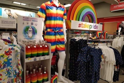 Target, estremisti all'attacco della Pride Collection 2023. Delirio conservatore USA - VIDEO - Pride Target 1 - Gay.it