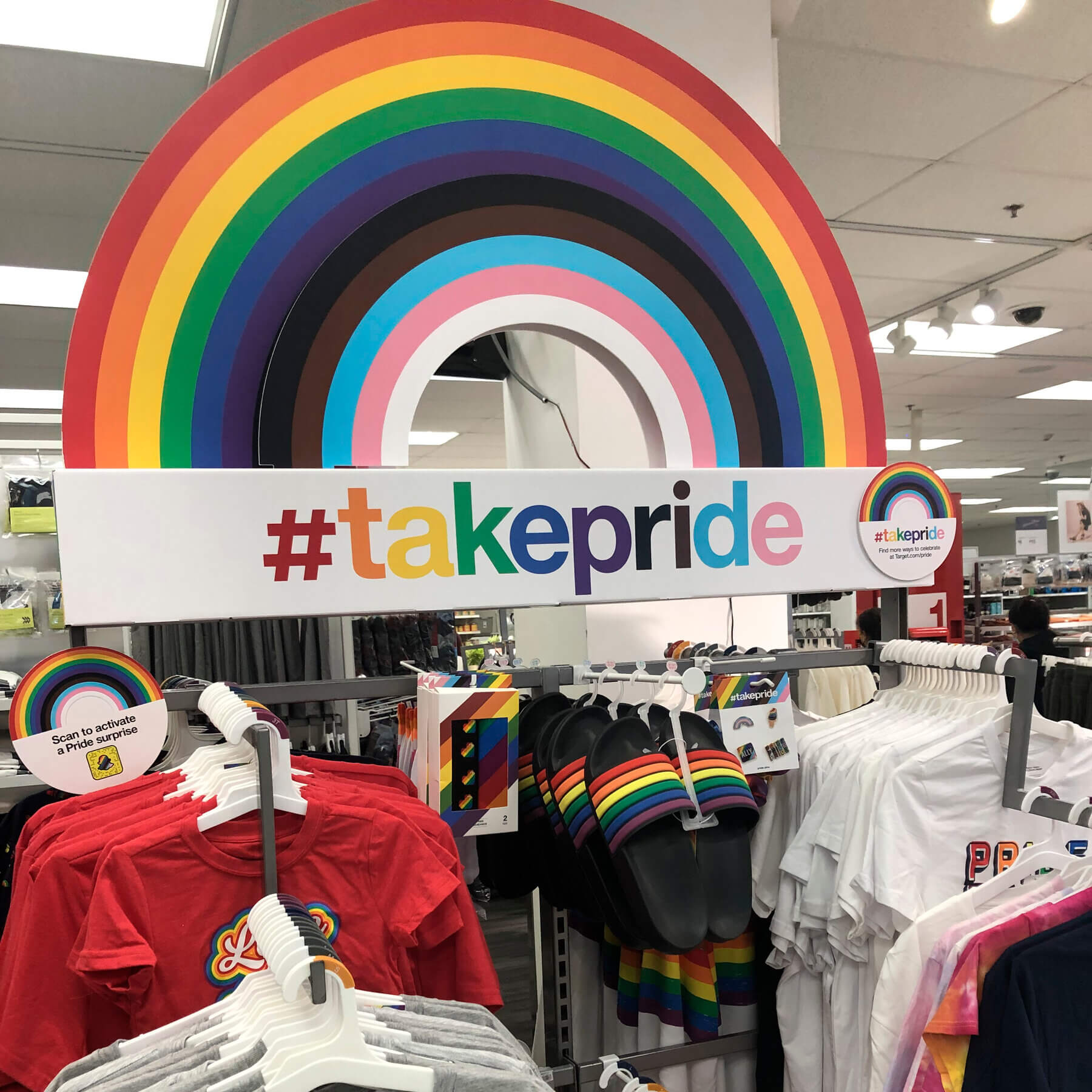 Target, estremisti all'attacco della Pride Collection 2023. Delirio conservatore USA - VIDEO - Pride Target - Gay.it