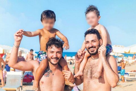 Ragusa Pride 2023, i Papà per Scelta testimonial: "La loro è la semplice storia di una famiglia" - Ragusa Pride 2023 i Papa per Scelta - Gay.it