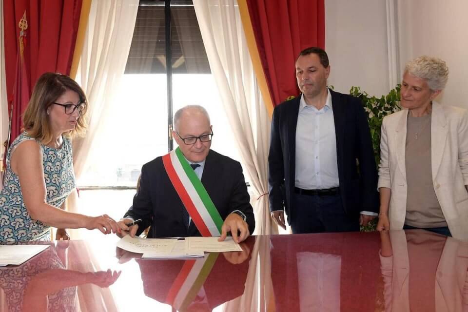 Roma, il sindaco Gualtieri ha trascritto i primi due atti di nascita registrati all'estero di figli di due mamme - Roma gualtieri sindaco - Gay.it