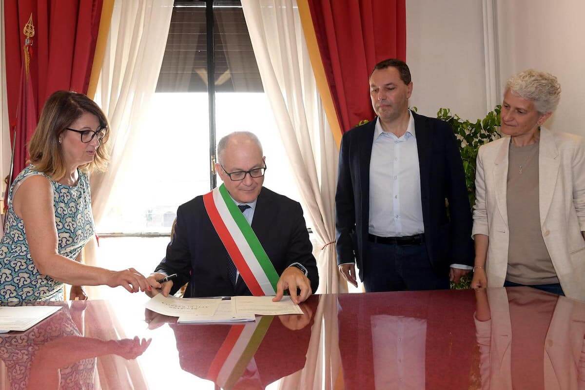 Roma, il sindaco Gualtieri ha trascritto i primi due atti di nascita registrati all’estero di figli di due mamme
