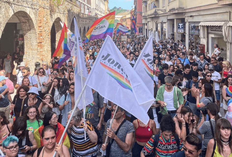 “Non portiamo depravati”, azienda trasporti nega bus all’Abruzzo Pride