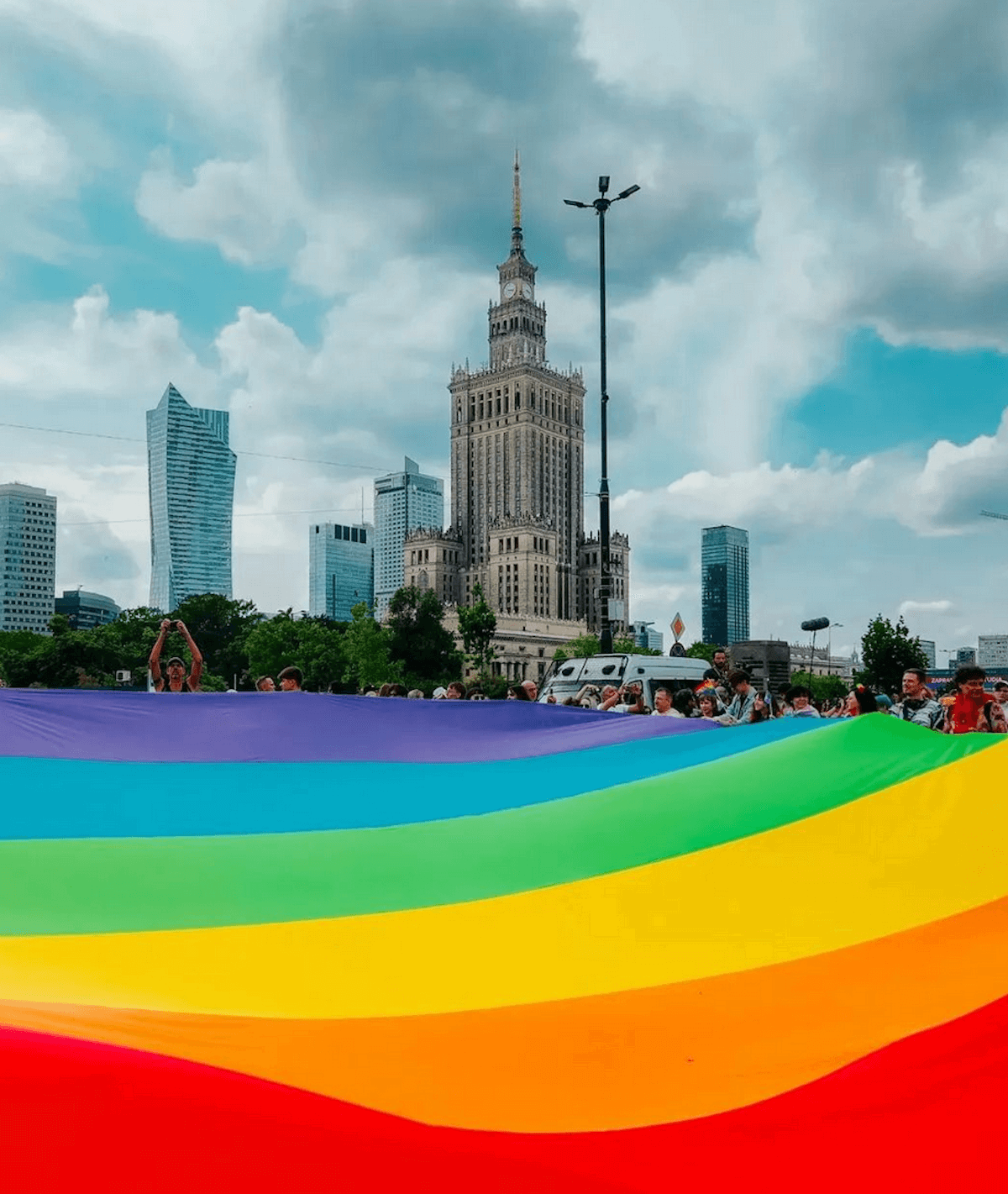 Varsavia Pride, decine di migliaia di persone in piazza contro il governo omobitransfobico polacco - Varsavia Pride decine di migliaia di persone in piazza contro il governo omobitransfobico 2 - Gay.it