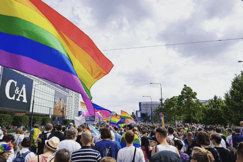 Varsavia Pride, decine di migliaia di persone in piazza contro il governo omobitransfobico polacco - Varsavia Pride decine di migliaia di persone in piazza contro il governo omobitransfobico - Gay.it