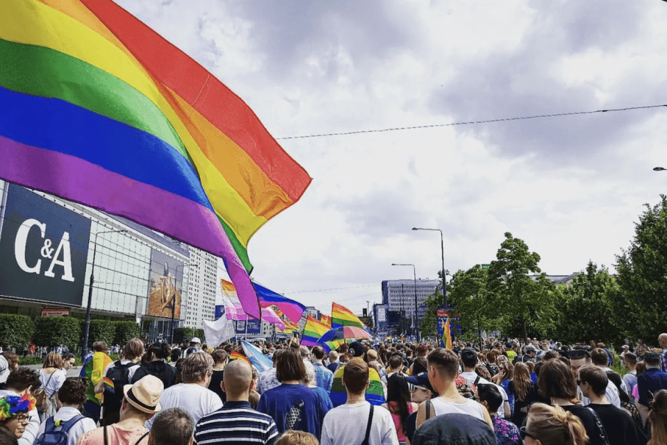 Varsavia Pride, decine di migliaia di persone in piazza contro il governo omobitransfobico polacco