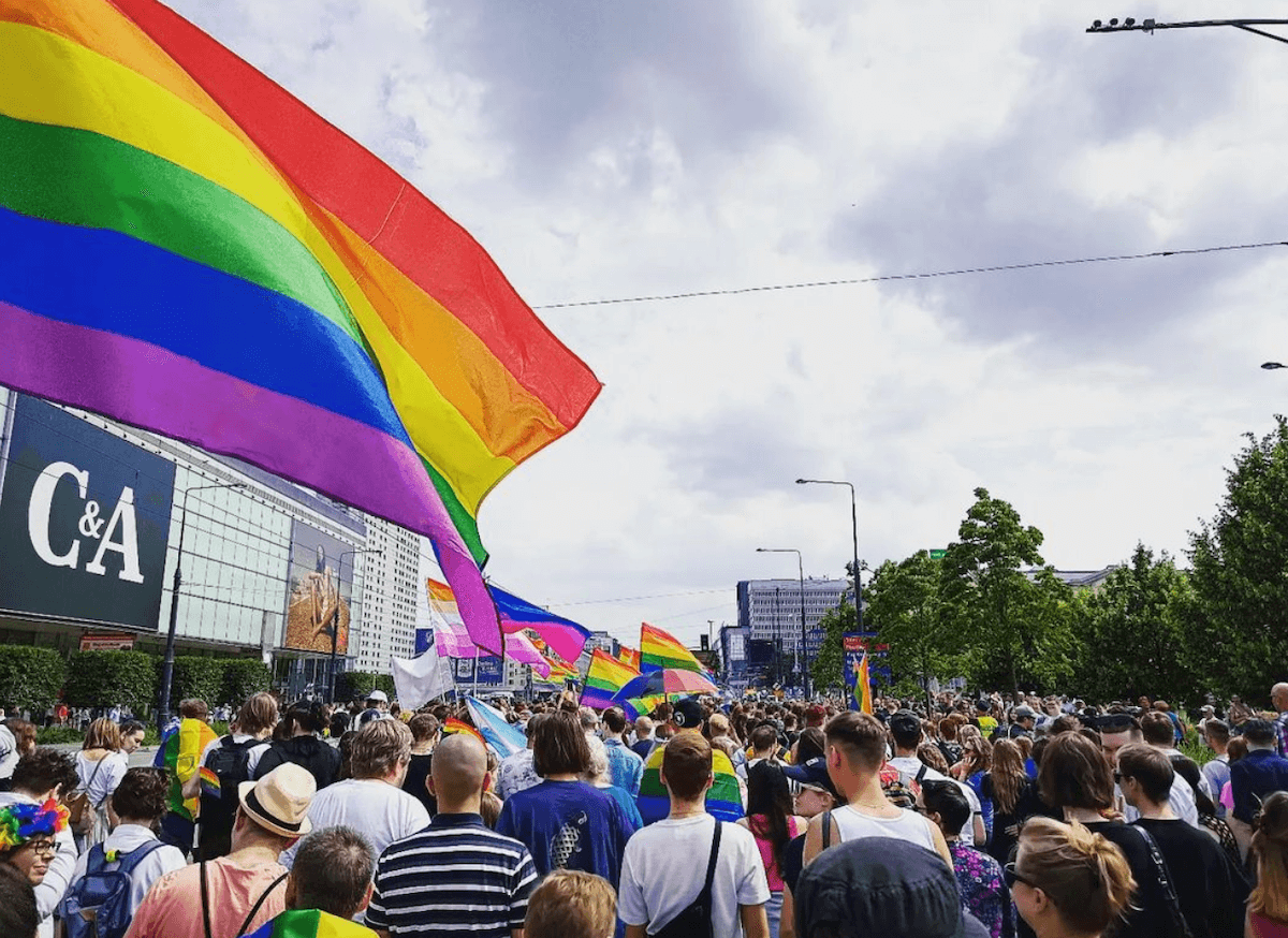 Varsavia Pride, decine di migliaia di persone in piazza contro il governo omobitransfobico polacco
