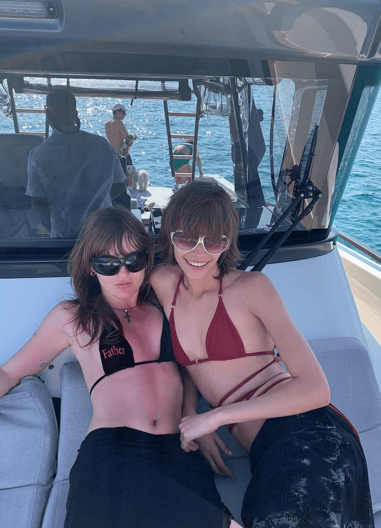 Victoria dei Maneskin bacia Luna Passos, sua nuova compagna. Le foto - Victoria e Luna - Gay.it