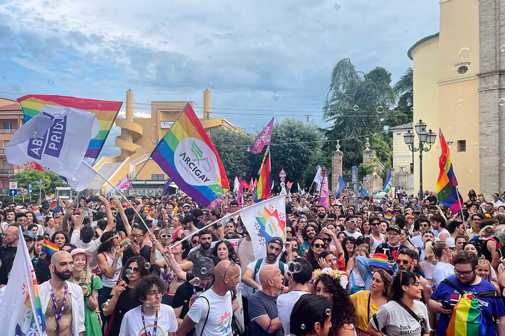 Abruzzo Pride, a Chieti estrema destra infiltrata nel corteo: “Sputi e insulti, famiglie arcobaleno seguite fino alle macchine”