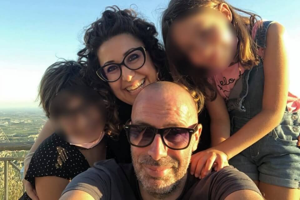 Papà etero posta struggente storia omogenitoriale che diventa virale: “Sono figlia di due donne, ora mio nonno Carlo non è più mio nonno”