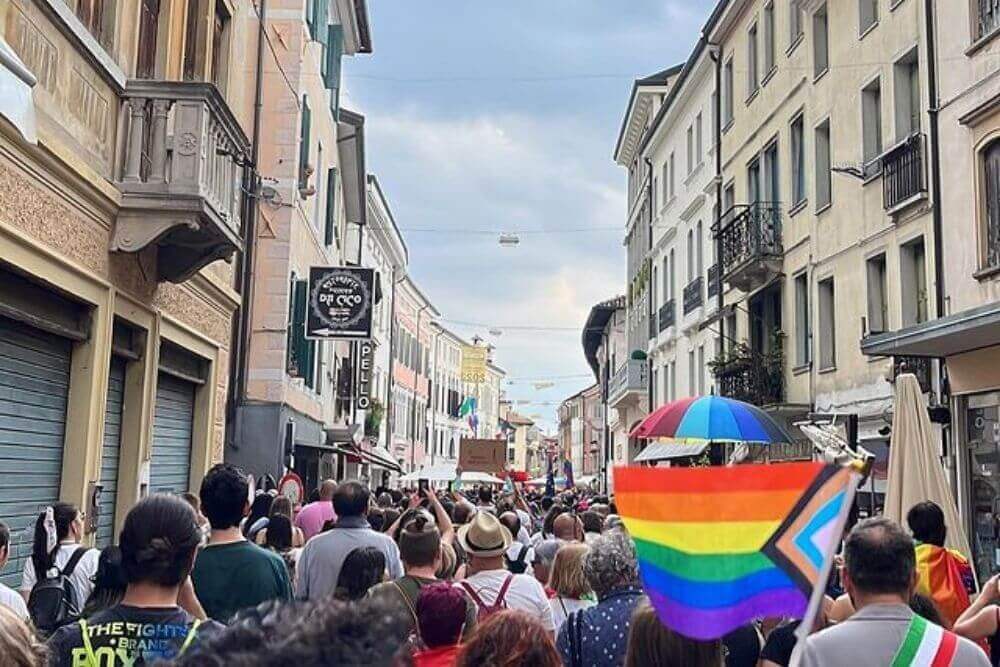 Uova e immondizia sul FVG Pride: la sfida dell’orgoglio LGBTQIA+ abbandonato dalle istituzioni