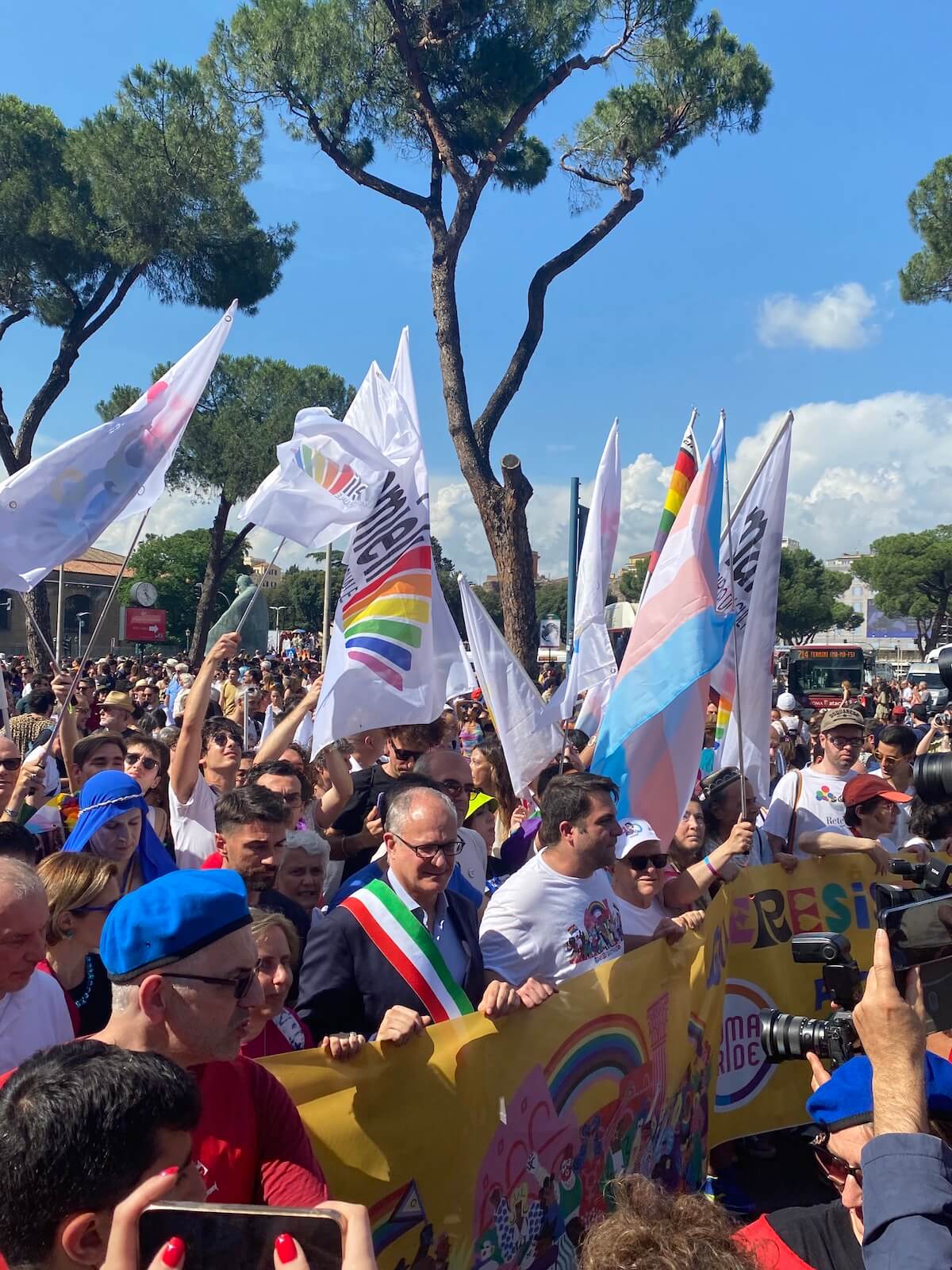 Roma Pride 2023, un milione di persone stracolme d'orgoglio e amore contro le destre. Ed è solo l'inizio - gualtieri al roma pride 2023 - Gay.it
