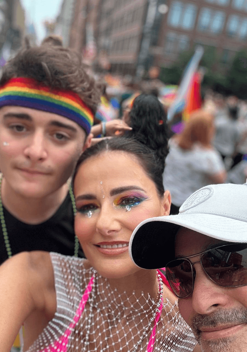 Noah Schnapp di Stranger Things festeggia il suo primo Pride (insieme a mamma e papà), le foto social - noah schnapp pride famiglia - Gay.it
