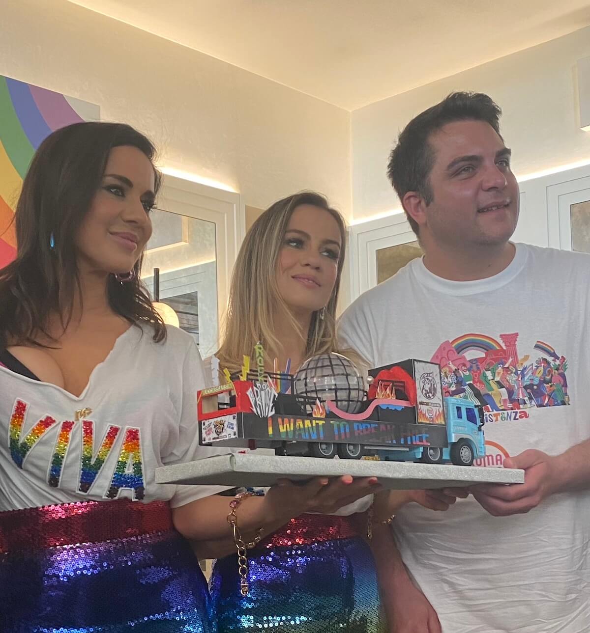 Paola e Chiara madrine del Roma Pride: "Infelice l'uscita di Arisa. Noi dobbiamo ringraziare la comunità LGBT+" - VIDEO - paola chiara colamarino 3 - Gay.it