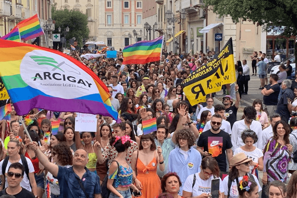 Pride 2023, oggi l’orgoglio LGBTQIA+ sfila a Trento, Pavia e Padova: Forza!