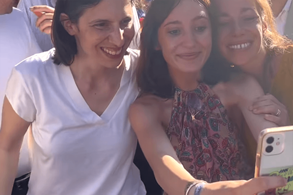Elly Schlein al Roma Pride: “Matrimonio egualitario, adozioni e riconoscimento figli coppie omogenitoriali”
