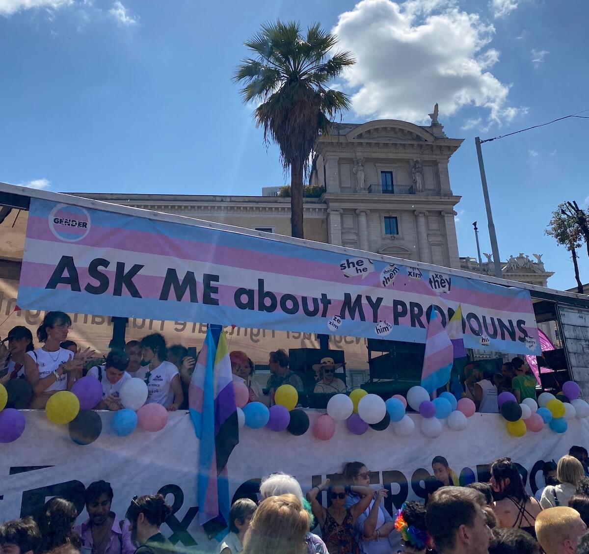 Roma Pride 2023, un milione di persone stracolme d'orgoglio e amore contro le destre. Ed è solo l'inizio - trans pride 2023 - Gay.it