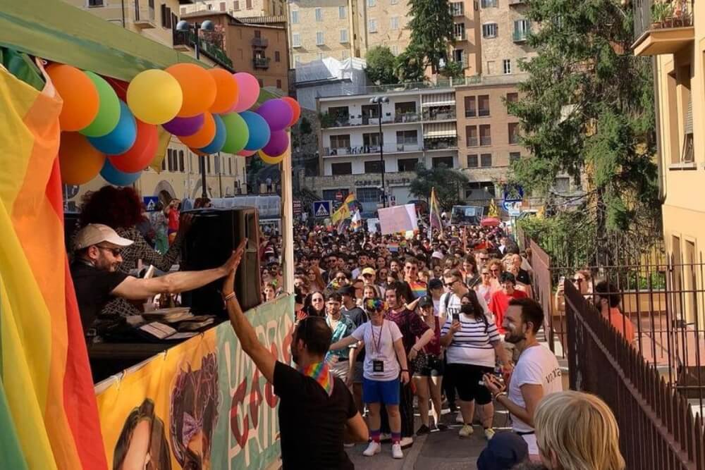 Umbria, in atto “crociata” locale contro la comunità LGBTQIA+: Pride a Perugia il 24 giugno – INTERVISTA
