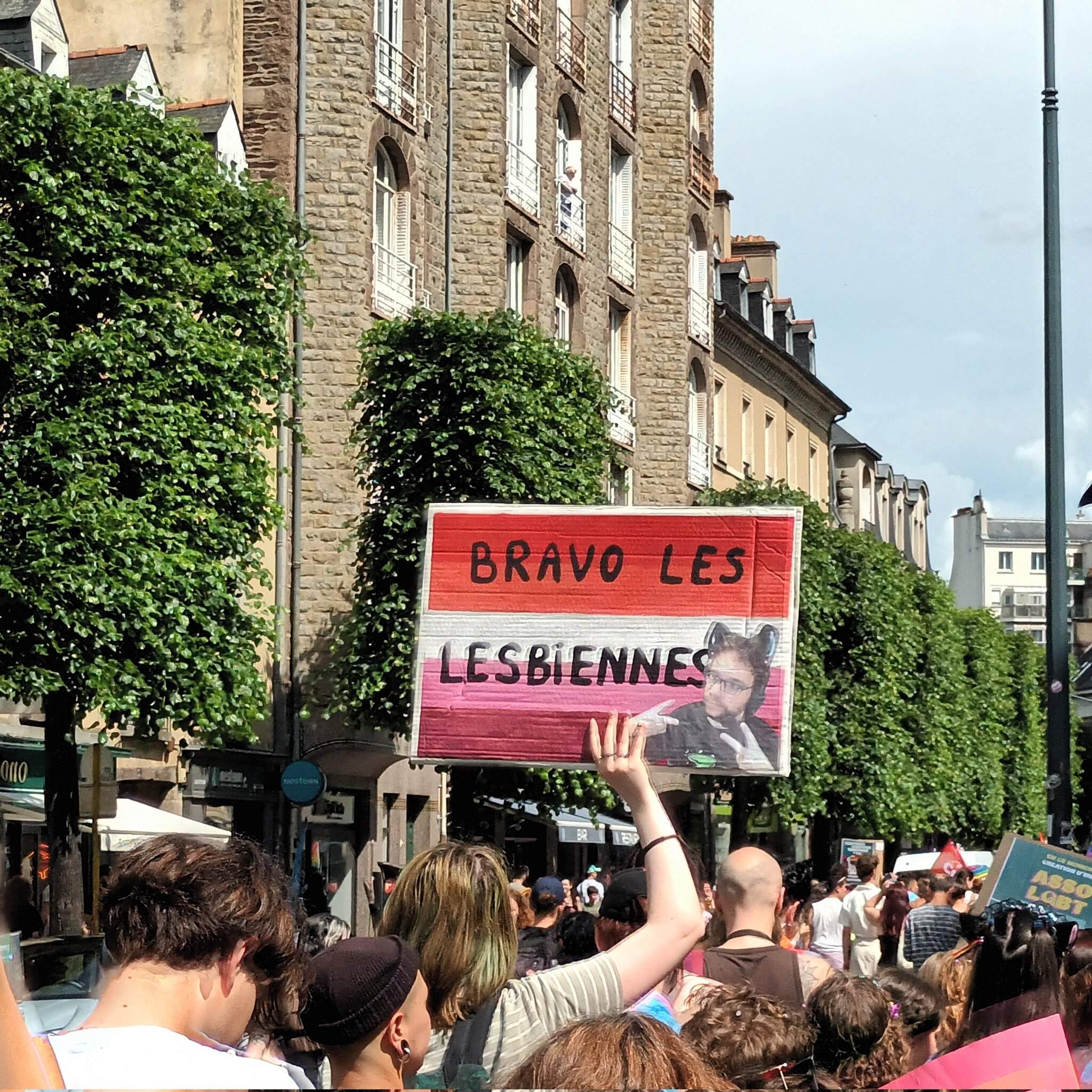Come fare politica lesbica transfemminista oggi? Lo abbiamo chiesto ad Alice Coffin (intervista) - Bravo le lesbiennes foto dal pride di Rennes 4 giugno 2022 scattata dall utente di Twitter Pistolazer - Gay.it