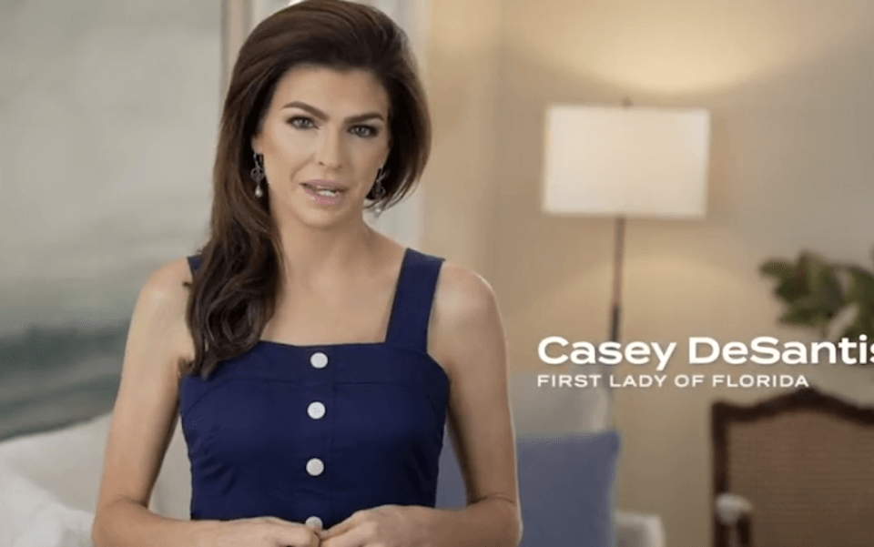 Casey DeSantis scende in campo per suo marito Ron con uno sconcertante video omobitransfobico