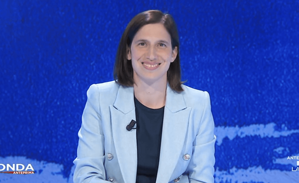 Elly Schlein non cambia posizione sulla GPA: “Direi una bugia. Vogliamo matrimonio egualitario e adozioni”