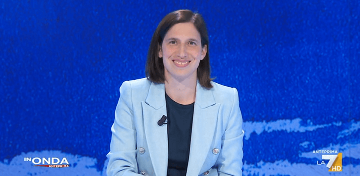 Elly Schlein non cambia posizione sulla GPA: “Direi una bugia. Vogliamo matrimonio egualitario e adozioni”