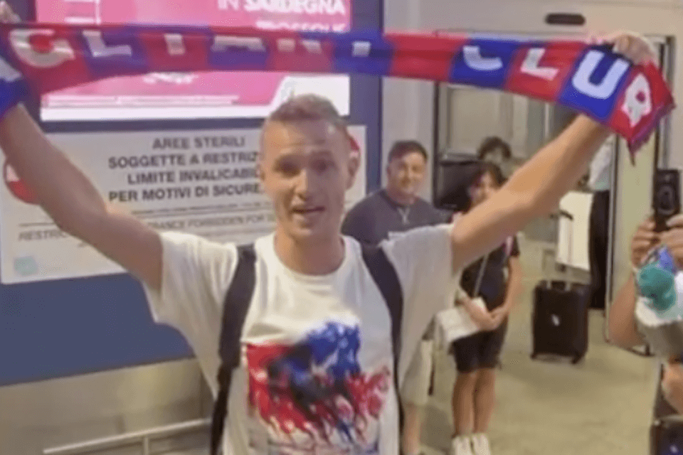 Jakub Jankto accolto dai tifosi festanti a Cagliari: “Finalmente sono qui, sono felicissimo” – VIDEO