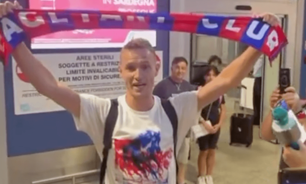 Jakub Jankto accolto dai tifosi festanti a Cagliari: “Finalmente sono qui, sono felicissimo” – VIDEO
