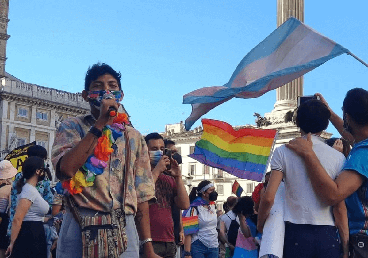 Apartheid al Pantheon: “Denunceremo salumeria che non ha venduto l’acqua ad un ragazzo perché gay”