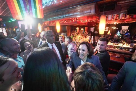 Kamala Harris, storica visita allo Stonewall Inn di New York - Kamala Harris - Gay.it