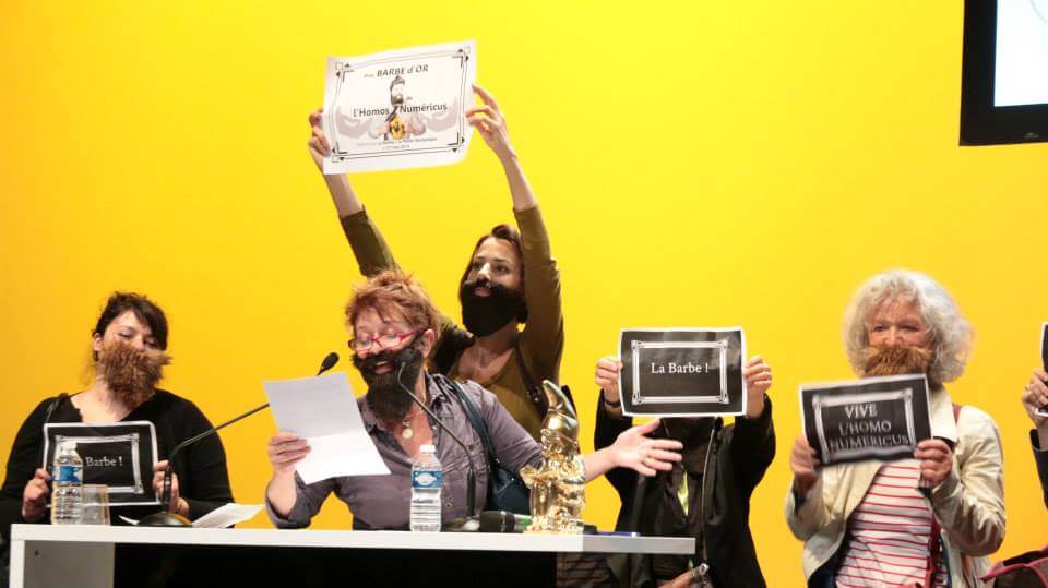 Come fare politica lesbica transfemminista oggi? Lo abbiamo chiesto ad Alice Coffin (intervista) - La Barbe foto da Wikipedia Remise du diplome de Barbe d or La Barbe Toulouse groupe d action feministe - Gay.it