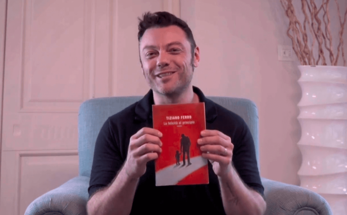 La felicità al principio, film tratto dal romanzo di Tiziano Ferro. Trovato il regista. "Protagonista? Mi piacerebbe da morire..." - La Felicita al Principio arriva il primo romanzo di Tiziano Ferro - Gay.it