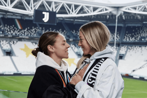 Lisa Boattin e Linda Sembrant, il dolce bacio d’amore prima di Italia-Svezia ai mondiali di calcio femminile - Lisa Boattin e Linda Sembrant - Gay.it