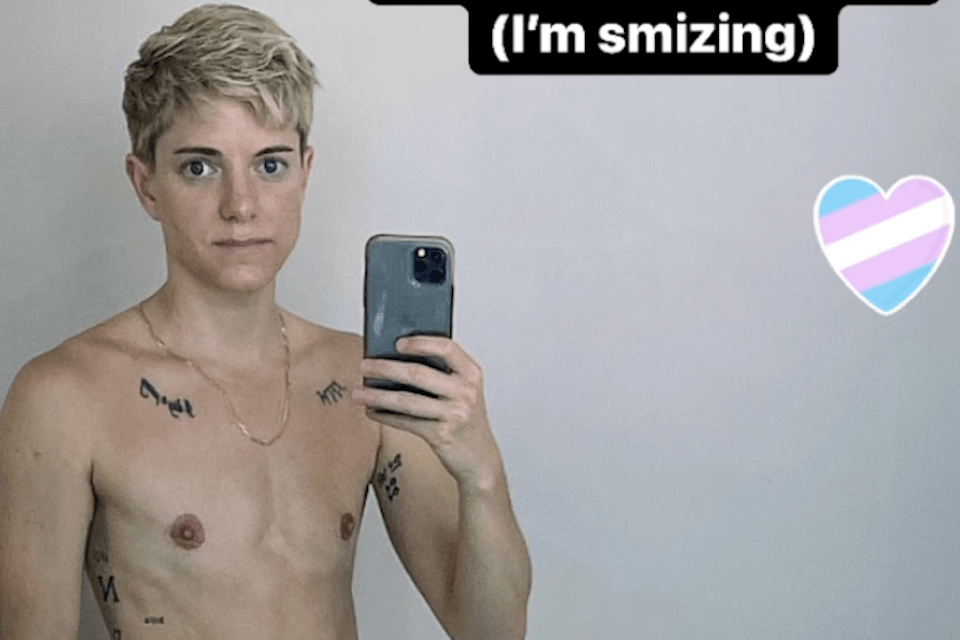 Mae Martin celebra la Non-Binary Awareness Week con un orgoglioso selfie a petto nudo: “Gioia trans”