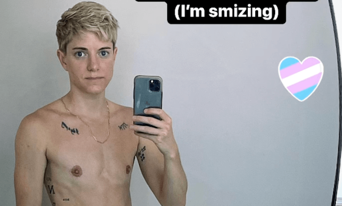 Mae Martin celebra la Non-Binary Awareness Week con un orgoglioso selfie a petto nudo: “Gioia trans”